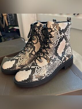 NEW Linea Paolo Womens Trinity Cream Snake Leather Fashion Combat Boots Size 8M